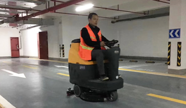 M65駕駛式洗地機(jī)服務(wù)于某地下車庫(kù)